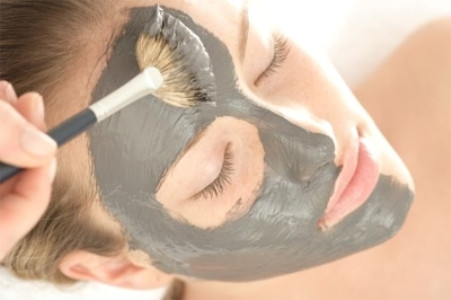  Sử dụng sữa non và bùn khoáng. Theo các nhà khoa học nghiên cứu, trong thành phần của sữa non có nhiều dưỡng chất, vitamin thiết yếu, giúp làn da sáng mịn từ bên trong, tạo ra màn chắn thông minh, bảo vệ da trước tác động của ánh sáng mặt trời. Bùn khoáng giúp thanh lọc da tẩy tế bào chết, thúc đẩy sự tăng collagen và elastin cho làn da sáng mịn.