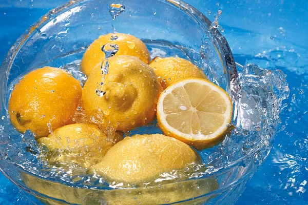 Làm trắng da với chanh tươi. Trong trái chanh cũng có chứa nhiều axit tự nhiên có tác dụng rất tốt, là cách làm trắng da từ thiên nhiên. Là loại quả chua và có chứa một lượng Vitamin C dồi dào, chanh tốt trong việc chống lão hóa làn da. Vắt nước cốt chanh sau đó dùng tay hoặc bông gòn, bông tẩy trang chấm vào nước cốt, thoa lên mặt, cổ… Để yên như vậy khoảng 20 phút sau đó rửa lại bằng nước mát. Nếu có thời gian có thể lâu hơn, thậm chí có thể làm vào buổi tối và đến sáng hôm sau mới rửa lại.