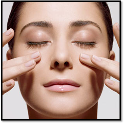 Ngoài ra, để làn da luôn khỏe mạnh bạn nên massage mặt vào buổi sáng. Mỗi buổi sáng chị em nên dành ra 3 phút để massage nhẹ nhàng cho da mặt. Thao tác đơn giản này sẽ làm tăng lưu thông máu, "đánh thức" các tế bào da, khiến da hồng hào và tươi sáng, giảm stress.