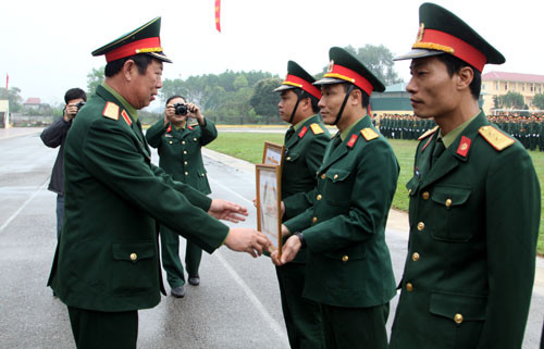 Đại diện lãnh đạo Bộ tư lệnh Quân khu 1 trao thưởng tặng các tập thể có thành tích tốt trong năm 2014.