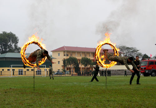 Các chiến sĩ đặc công Quân khu 1 với màn trình diễn bay qua vòng lửa...