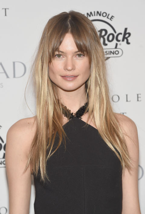 Tóc mái bằng uốn lọn rẽ giữa. Phần tóc mái dày dặn phía trước tạo cảm giác đánh lừa người đối diện về độ dày của mái tóc.