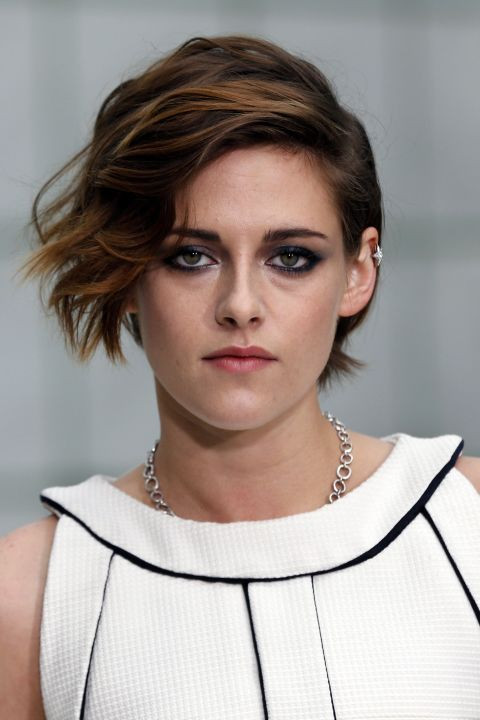 Mái tóc ngắn rối bời của Kristan Steward là nét chủ yếu để tạo nên vẻ sành điệu phong trần. Kiểu này rất hợp với những bạn gái có gương mặt trái xoan hay trái tim với mái tóc dày hoặc vừa.