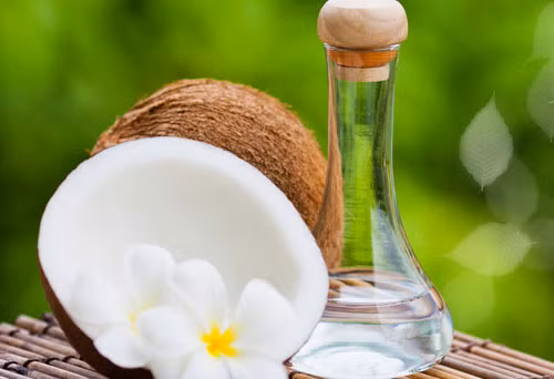 Ngay sau khi tắm xong, bạn luôn phải thoa luôn một lớp kem dưỡng da bằng dầu dừa. Bạn nên bôi khắp cơ thể vào mỗi buổi tối. Bạn đừng ngại khi bôi dầu dừa lên da vì nó sẽ không hề bị nhờn như khi thoa dầu ăn. Ngược lại, nó sẽ ngấm hết vào da và không còn cảm giác nhờn dính chút nào.