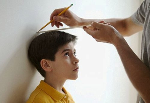 Ảnh hưởng đến chiều cao của trẻ. Trẻ dậy thì sớm thường phát triển tăng nhanh theo tuổi xương, làm cho trẻ đó nhìn cao hơn so với các bạn cùng lớp. Tuy nhiên trên thực tế, trẻ dậy thì sớm sẽ làm cho đầu xương đóng khép sớm, rút ngắn thời kỳ sinh trưởng, từ đó ảnh hưởng đến chiều cao của trẻ khi dậy thì, trưởng thành.