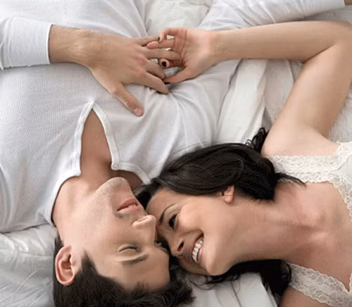 2. Bệnh lây nhiễm qua đường tình dục. Hiện nay việc "vượt rào" trước hôn nhân là điều không còn mới, vì vậy mà nguy cơ các bệnh lây lan qua đường tình dục cũng cao hơn. Để đảm bảo cho cuộc sống, cô dâu chú rể nên thẳng thắn chia sẻ cùng nhau vấn đề này và cùng đi khám. Có nhiều phòng khám chuyên biệt ở các phường, xã, nơi bạn có thể đăng ký xét nghiệm các bệnh truyền nhiễm qua đường tình dục.