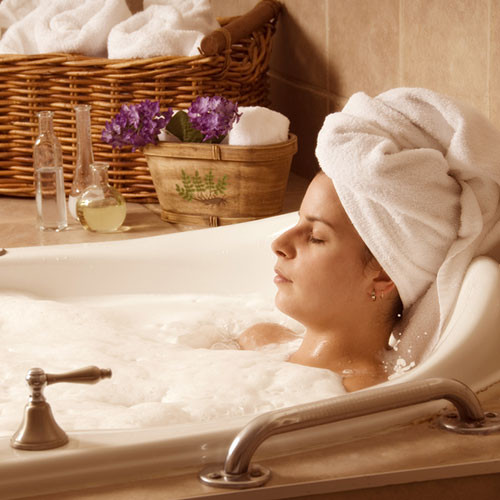 Chảy nước ở vùng kín. Bình thường “vùng kín” tiết ra chất dịch quánh trong. Đây là dịch nhờn trong âm đạo, không nặng mùi, ra nhiều hay ít cũng tùy vào từng người, tùy vào chu kỳ kinh, có mang thai hay không, có uống viên tránh thai không. Nhưng nếu chất dịch này thay đổi màu sắc, độ đặc, có mùi lạ thì có thể do âm đạo bị nhiễm trùng, thường gặp nhất là nấm candida.