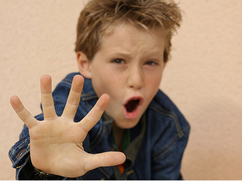 Bé trai dậy thì sớm tăng nguy cơ trầm cảm. Nhóm nghiên cứu thuộc Trường đại học Illinois (Mỹ) đã tiến hành khảo sát trên 160 bé trai và gái. Họ nhận thấy tình trạng dậy thì sớm ở trẻ có liên quan đến các yếu tố làm tăng nguy cơ trầm cảm như mức độ lo lắng cao, cảm giác mặc cảm hoặc các vấn đề xã hội khác như xung đột với gia đình và bạn bè, kết bạn với những người cũng hay gặp rắc rối. Nghiên cứu còn cho thấy bé trai dậy thì sớm cũng tăng nguy cơ trầm cảm mà trước đây thường được cho rằng chỉ liên quan đến bé gái.