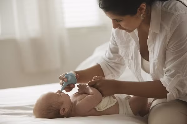 Nước muối. Pha một bát nước muối. Bịt một bên mũi bằng ngón tay trỏ rồi nhúng lỗ mũi bên kia vào bát, hít thật mạnh để nước đi vào mũi và xuống miệng. Nhổ nước ra và lặp lại khoảng 3-5 lần. Làm tương tự với lỗ mũi còn lại. Bạn nên cho trẻ hít nước muối theo cách trên ngày 2 lần (sáng và tối).