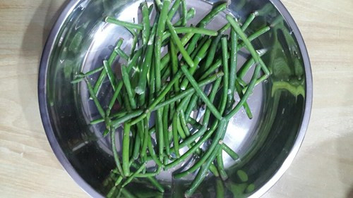  Chữa viêm xoang bằng cây giao rất đơn giản nhưng ngược lại cũng rất khó. Bởi vì cách thức để có một ấm nước mủ giao dùng xông mũi rất phức tạp. Điều đầu tiên là phải chế tác một cái ống dây nối từ vòi ấm lên mũi. Nên dùng loại giấy A4, hơi cứng một chút để làm ống dây. Không dùng dây nhựa dễ gây phỏng hoặc chảy nhựa càng nguy hiểm hơn.