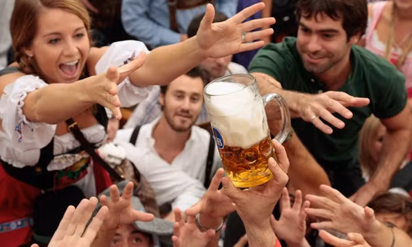 Phụ nữ Đức dùng bia dưỡng tóc. Chăm sóc tóc hư tổn, sử dụng hóa chất gần đây được nhắc nhiều tới bia. Bí quyết này là kinh nghiệm chăm sóc tóc đẹp của phụ nữ Đức. Chuẩn bị nửa lít bia để ra ngoài không khí từ 5 tiếng trở lên. Sau đó thêm ít nước ấm đổ trực tiếp lên tóc khô. Massage chừng 15 phút. Tiếp đó ủ nửa tiếng. Như vậy đã có mái tóc bóng mượt từ bên trong.