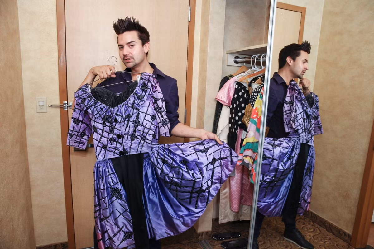 Adam khoe những bộ trang phục diễn giống hệt thần tượng Madonna.