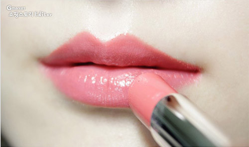 Đánh son với lượng vừa phải. Thoa vừa để đảm bảo đường nét môi tự nhiên vì khi bạn càng lớn tuổi thì môi trở nên ít rõ nét hơn.