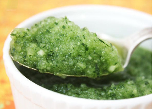 Dưa chuột. Dưa chuột giúp chống lại tình trạng khô môi và đem lại bề mặt mềm mại hơn. Bạn có thể sử dụng dưa chuột thái lát mỏng, massage đôi môi hoặc ép dưa chuột, thoa nước lên môi chừng 15 phút.