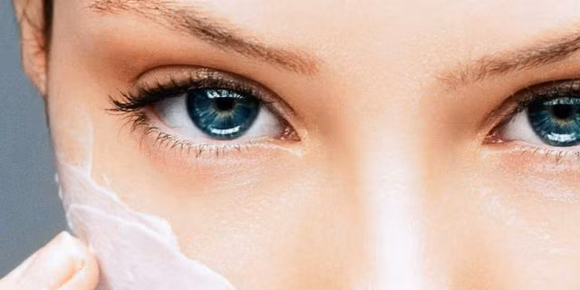 5. Retinol là thành phần có trong kem chống lão hóa, đảo chiều ánh nắng và kích thích sự phát triển của collagen, tuy nhiên hạn chế lớn nhất của thành phần này là nó gây khô và khó chịu trên da.