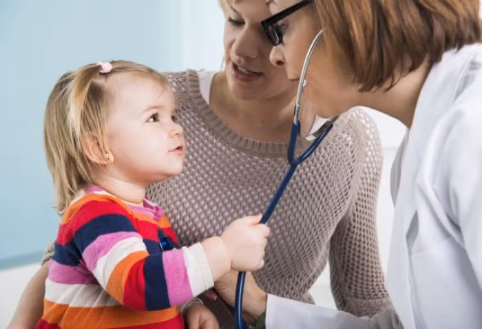 Cần cách ly trẻ khi trong nhà, tại trường học có người mắc các bệnh dễ lây nhiễm. Đưa trẻ đi khám tại các cơ sở y tế gần nhất chứ không tự ý mua thuốc và điều trị tại nhà khi có dấu hiệu nhiễm bệnh.