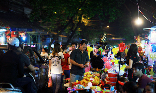 Tránh đưa trẻ đến nơi những đông người, đi chơi về quá khuya, đặc biệt là trong thời điểm giáp Tết hiện nay. Sử dụng khẩu trang hoặc nước rửa tay khô khi đưa trẻ đến nơi công cộng đông đúc.