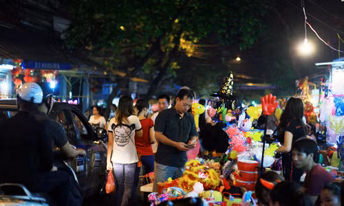 Tránh đưa trẻ đến nơi những đông người, đi chơi về quá khuya, đặc biệt là trong thời điểm giáp Tết hiện nay. Sử dụng khẩu trang hoặc nước rửa tay khô khi đưa trẻ đến nơi công cộng đông đúc.