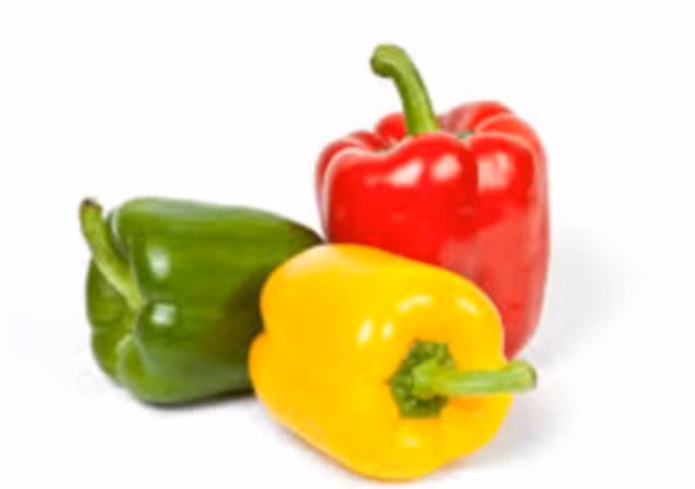 Ớt ngọt. Vitamin C có trong ớt đỏ giúp bảo vệ tóc khỏi tác hại của các gốc tự do. Tóc khô và chẻ ngọn là dấu hiệu cơ thể thiếu vitamin C. Ớt đỏ, cam, dâu tây hay cà chua là những thực phẩm chứa nguồn vitamin C dồi dào.