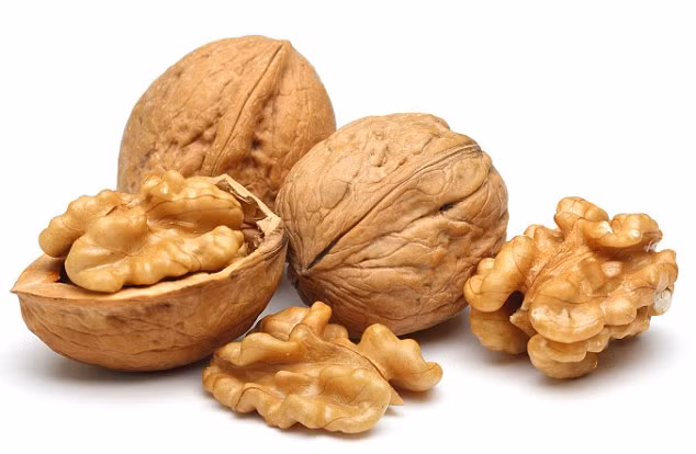 Quả óc chó trị tóc bạc sớm. Thực phẩm này rất giàu biotin, vitamin E và dầu dưỡng ẩm omega. Óc chó cũng chứa một lượng nhỏ đồng, khoáng chất đóng vai trò quan trọng trong quá trình sản xuất melanin, tạo màu cho tóc. Thiếu đồng là nguyên nhân phổ biến dẫn đến tóc bạc sớm, do vậy nên bổ sung quả óc chó vào chế độ ăn của bạn để giữ cho tóc luôn tươi trẻ.