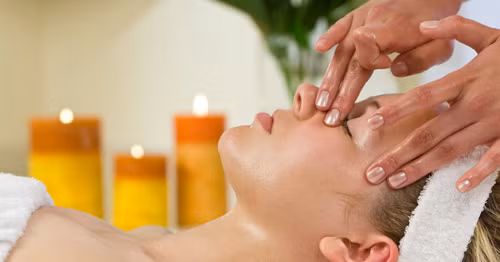 4. Massage bằng tinh dầu. Khi chúng ta ngày càng lớn tuổi, mức độ estrogen cũng suy giảm dần, làn da sẽ trở nên khô cứng hơn bởi các tuyến dầu sẽ hoạt động kém đi. Lúc này, việc dùng tinh dầu thiên nhiên là điều cực kỳ cần thiết, bạn có thể dùng tinh dầu dừa, tinh dầu olive massage lên da trước khi tắm để trẻ hóa làn da của mình.