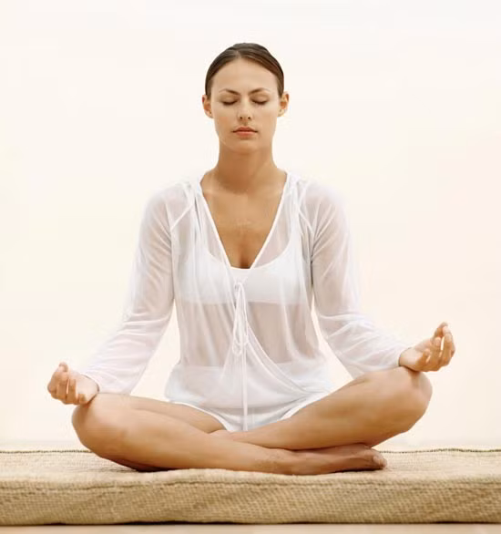 2. Thiền. Thiền giúp thúc đẩy sản xuất serotonin trong cơ thể của bạn, làm cho tâm trạng của bạn vui vẻ hơn. Khi bạn thiền định kỳ vào buổi sáng, bạn sẽ thấy cơ thể tràn đầy năng lượng.