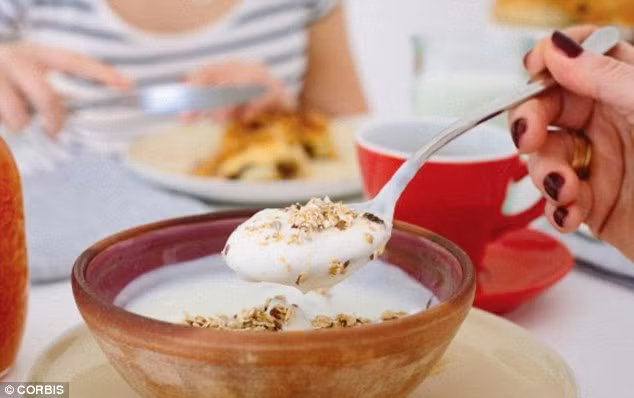 Sữa chua. Thêm một cốc sữa chua vào bữa sáng của bạn để tăng cường canxi và liều lượng lớn probiotics cho cơ thể. Probiotics được tìm thấy nhiều trong sữa chua giúp đường ruột của bạn luôn khỏe mạnh và tăng cường hệ miễn dịch tự nhiên.