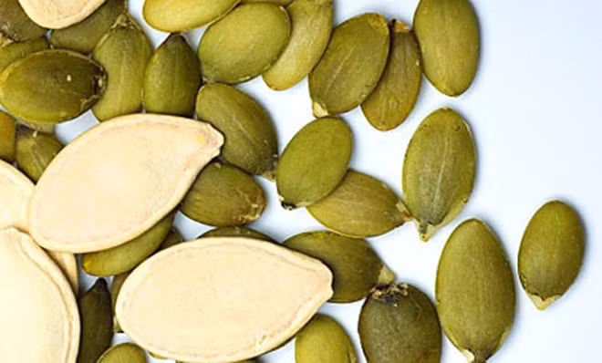 Bí ngô và hạt hướng dương. Ăn nhẹ 1/4 chén hạt bí ngô bạn sẽ nạp đủ lượng magie mà cơ thể cần mỗi ngày. Magie có tác dụng chắc xương, hình thành các axit béo tốt, giúp thư giãn cơ bắp và duy trì lượng canxi đầy đủ.