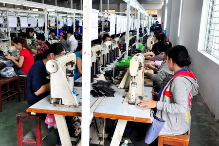 Làm việc quá sức, không nghỉ ngơi, thư giãn đầy đủ có thể dẫn đến mãn kinh sớm. Ngoài ra, một nghiên cứu gần đây cho thấy phụ nữ ở điều kiện kinh tế xã hội thấp có xu hướng mãn kinh sớm hơn khoảng 8 năm so với phụ nữ có điều kiện kinh tế xã hội cao hơn.