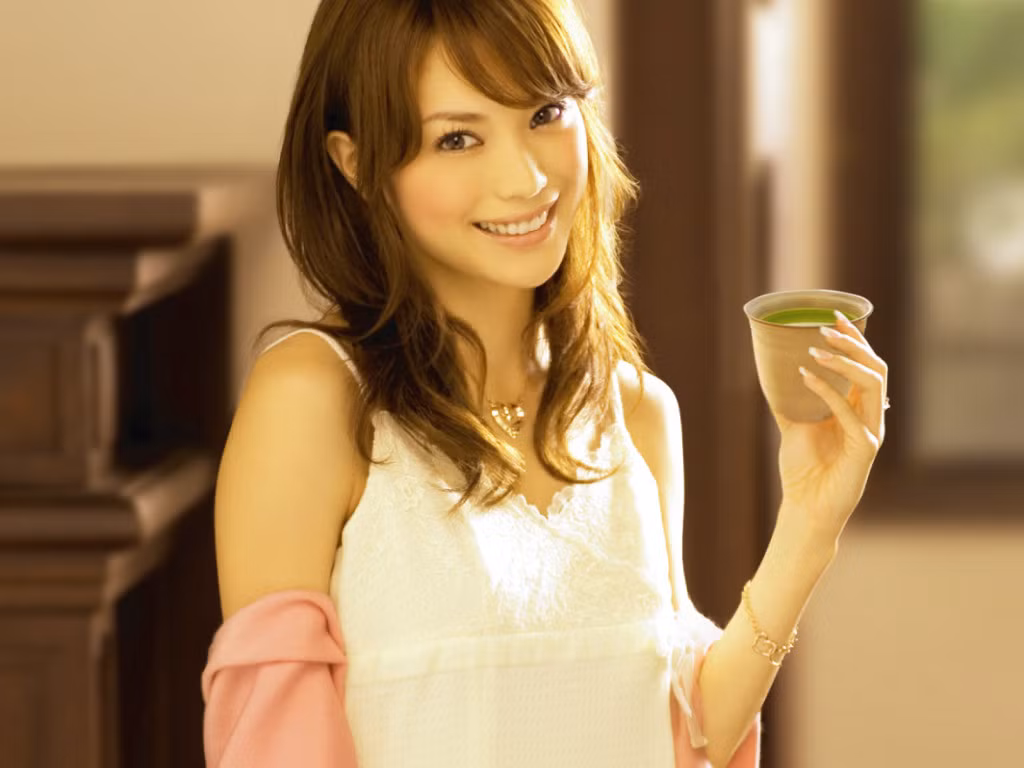 Tuy nhiên, các chuyên gia sức khỏe lại cho rằng khi uống collagen đến dạ dày sẽ bị phân huỷ thành các axit amin, chính các axit amin này sẽ hấp thu vào cơ thể. Và đến thời điểm hiện nay chưa có một bằng chứng khoa học nào chứng minh là các axit amin sau khi được hấp thu vào trong máu sẽ được tổng hợp trở lại thành collagen để tạo ra những tác dụng đẹp như mong muốn. Do đó, việc uống collagen không khác gì ăn thịt, cá hoặc các loại thực phẩm giàu dinh dưỡng vì collagen sẽ được tiêu hóa thành các axit amin như các protein khác.