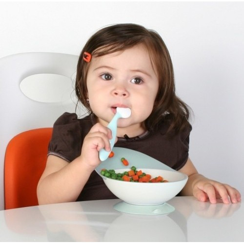 Ăn đúng giờ, đúng bữa: Nếu đã đến giờ ăn của trẻ bạn cần cân nhắc có nên tiếp tục đi chơi hay đưa trẻ về để kịp chuẩn bị bữa ăn. Trẻ được ăn no đúng giờ, đúng bữa sẽ không quấy khóc hoặc đòi ăn vặt.