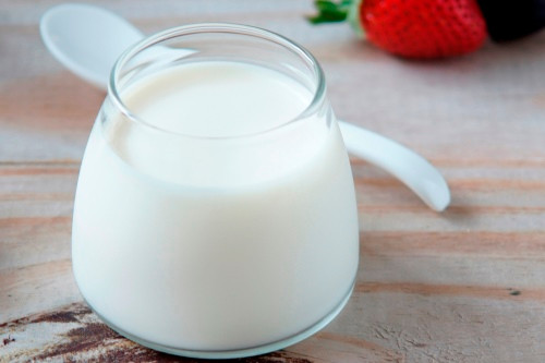 Chú ý bổ sung thực phẩm giàu probiotics (sữa chua): Ruột và dạ dày của bé luôn tồn tại đồng thời vi khuẩn có lợi và vi khuẩn có hại. Vi khuẩn có lợi củng cố hệ miễn dịch, giúp cân bằng giữa hai loại vi khuẩn tốt - xấu vì sự mất cân bằng nó sẽ gây ra tiêu chảy. Các bé dễ bị mất cân bằng vi khuẩn tốt - xấu đường ruột do chế độ dinh dưỡng ít bao gồm vi khuẩn có lợi.