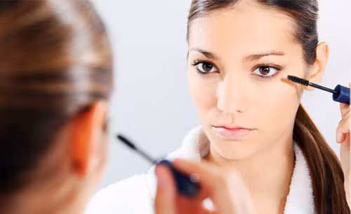  Mascara lem trên má của bạn. Nếu không cẩn thận bạn có thể làm lem mascara trên khuôn mặt đã trang điểm hoàn thiện. Trong trường hợp này, bạn lấy cọ đánh mắt nhúng vào vaseline rồi tẩy vùng da bị lem mascara, sau đó, đánh lại phấn nền vùng mới vừa làm sạch.