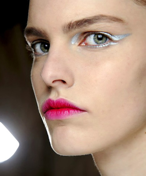 Trang điểm quá nhiều nhũ. Sử dụng nhũ trong trang điểm là điều thường thấy hiện nay. Tuy nhiên, nhũ là sản phẩm chống chỉ định đối với bạn bởi vì nó sẽ tạo ra những điểm lấp lánh lạ kỳ đáng ra không nên có. Nếu bạn muốn áp dụng nhũ mắt tạo hiệu ứng long lanh, bạn nên sử dụng một miếng bọt biển và thoa một chút màu trung tính lên bóng mắt, giúp đôi mắt tự nhiên và mềm mại hơn.