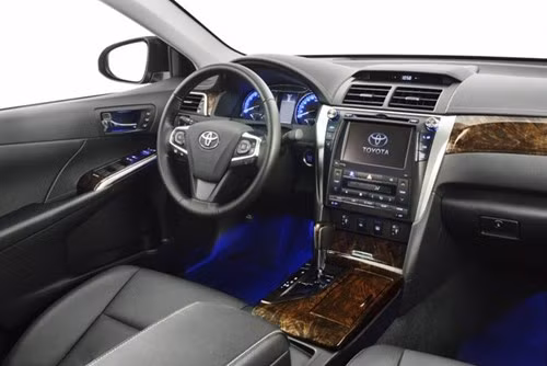 Trong nội thất, Camry vẫn giữ được truyền thống cabin rộng rãi. Vô-lăng 4 chấu ở đời trước đã được chuyển thành loại 3 chấu thể thao, tích hợp nhiều nút điều khiển âm thanh, điện thoại... .