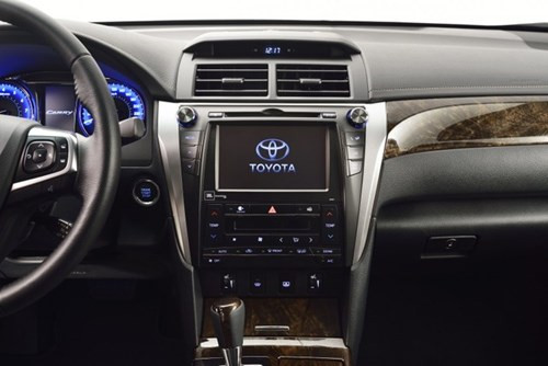 Một màn hình trung tâm lớn đa chức năng đã được hãng Toyota trang bị cho Camry 2015