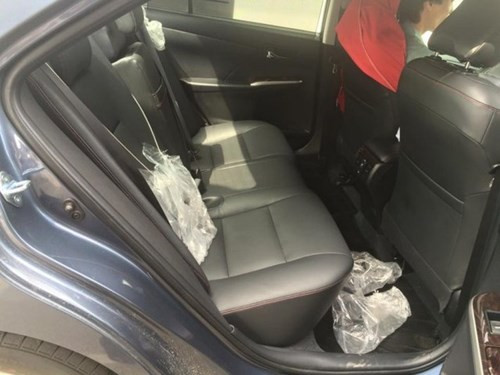 Hàng ghế phía sau có không gian để chân khá thoải mái, điều hòa riêng, cùng bệ tì tay có nhiều nút chức năng, bao gồm điều khiển rèm điện phía sau. Ánh sáng trong xe chủ đạo vẫn là màu xanh dương.