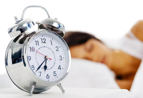 Chớp mắt và nhắm mắt: Hãy chớp mắt nhanh trong vòng 1 - 2 phút để tăng cường sự tuần hoàn máu, xua bớt mệt mỏi, giảm tải cho mắt ở trong phạm vi gần. Hoặc đơn giản nhất là hãy nhắm mắt nghỉ ngơi trong ít phút.