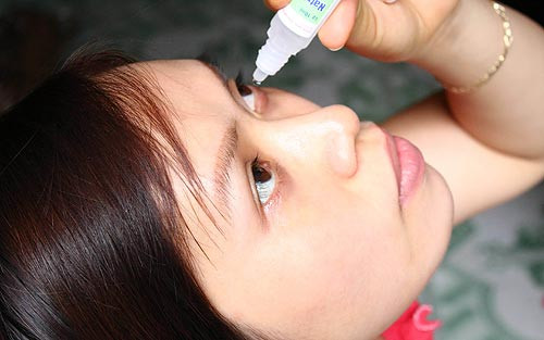 Rửa mắt. Đôi mắt thích mát, sợ nóng. Thường xuyên rửa mặt bằng nước mát đang chảy trong vòi nước có thể giảm các bệnh về mắt, giúp bảo vệ thị lực, tăng cường sức đề kháng của mắt đối với các bệnh tật