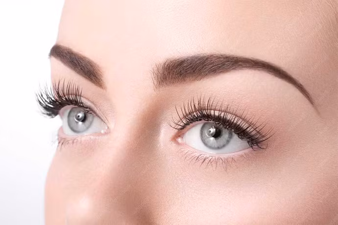 Uốn mi. Uốn lông mi giúp cho đôi mắt của bạn trở nên sáng, to và rõ ràng hơn. Nhẹ nhàng kẹp lông mi và uốn cong chúng rồi chuốt mascara để cho lông mi rõ và dày hơn. Một hàng lông mi cong vút và dày sẽ giúp đôi mắt bạn trở nên ấn tượng và sáng rõ hơn.