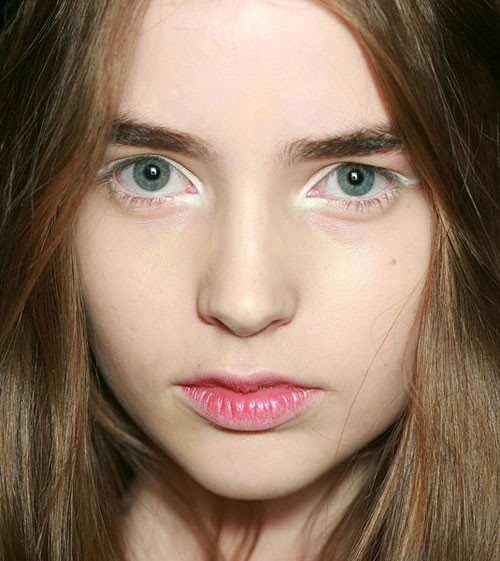 Kẻ eyeline sáng. Eyeliner trắng giúp đôi mắt trông to, sáng, sống động, dễ thương hơn. Đặc biệt, chính là eyeliner màu trắng chứ không phải bất cứ màu nào khác có khả năng đánh thức đôi mắt đang chực ngủ gật của bạn.