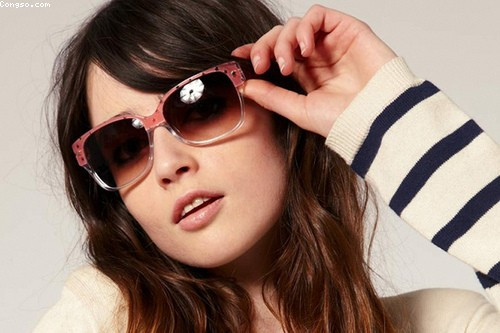 Mang kính. Mang kính bảo vệ mắt khi cắt cỏ, mài dũa kim loại, đi xe gắn máy…để tránh vật nhỏ bay vào mắt. Công nhân làm công việc có rủi ro cho mắt, cần mang lính bảo vệ mắt do chủ nhân cung cấp.