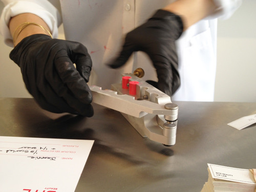 Mở khuôn son sau khi chất son đã đông đặc.