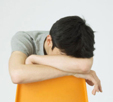 7. Viêm tuyến tiền liệt. Các vi khuẩn chlamydia có thể lây lan đến tuyến tiền liệt. Viêm tuyến tiền liệt có thể gây đau trong hoặc sau khi quan hệ tình dục, sốt và ớn lạnh, đi tiểu đau và đau lưng.