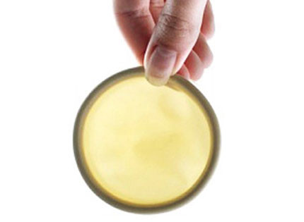 Màng tránh thai dẻo. Nếu bạn cảm thấy hài lòng với việc sử dụng màng tránh thai dẻo từ trước khi có bầu, thì bằng mọi cách hãy sử dụng nó sau khi sinh xong. Bạn nên đi đặt lại một chiếc màng mới hoặc đi đặt lần đầu nếu bạn chưa sử dụng bao giờ vào khoảng 4-6 tuần sau khi sinh, khi mà tử cung và cổ tử cung đã trở lại kích thước, thường là hơi nhỉnh hơn một chút so với thời con gái.