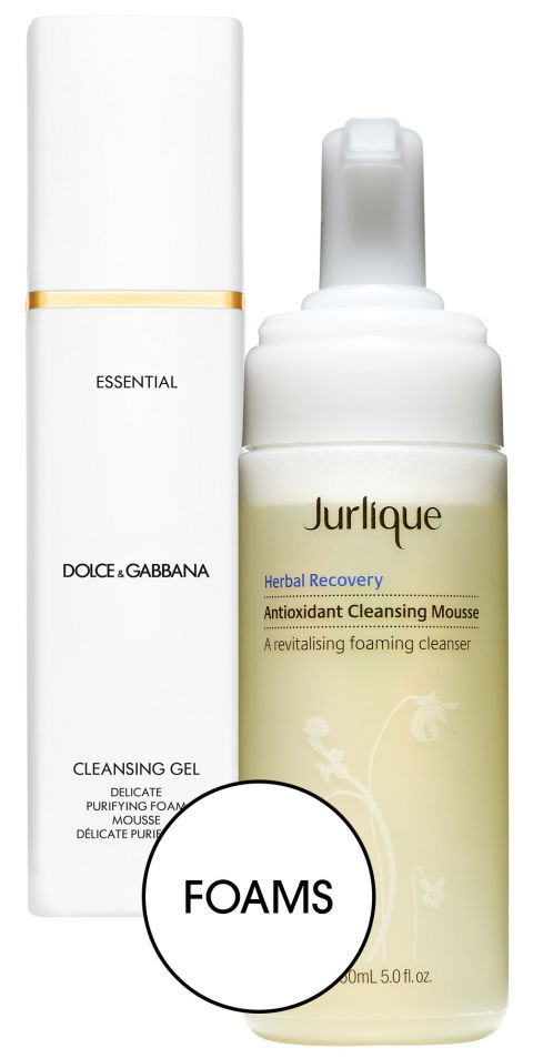 Sữa rửa mặt dạng bọt. Loại này giúp cho bạn làm sạch sâu lỗ chân lông nhờ bọt li ti được tạo ra chui sâu vào lỗ chân lông. Một điều bạn cần lưu ý là bất kỳ sản phẩm có tạo bọt nào nhiều hay ít cũng có tính kiềm. Vì vậy sau khi sử dụng bạn cần cân bằng lại da với nước hoa hồng cân bằng độ pH cho làn da.