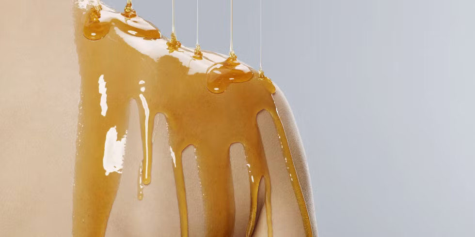 Giảm viêm. Khi da bạn bị cháy nắng hay đơn giản chỉ là dị ứng nhỏ, lúc này mật ong sẽ phát huy tác dụng hiệu quả. Các nghiên cứu khoa học chứng minh mật ong có tác dụng chữa các vết bỏng nhẹ, giảm đau và sưng, giảm sẹo sau vết thương.