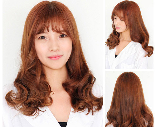 Mái trước cắt bằng, các lọn tóc được uốn sóng nhẹ nhàng điểm thêm bông hoa trắng sẽ rất hợp với chị em ưa sự ngọt ngào..