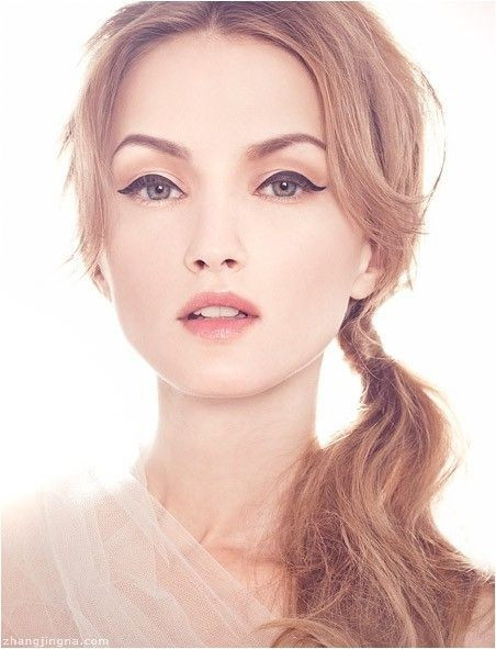 Kiểu tóc buộc đuôi ngựa lệch. Kiểu tóc luôn mang đến nét quý phái, sang trọng cho phái đẹp; chút biến tấu ngọt ngào với mái tóc buộc đuôi ngựa sẽ là sự kết hợp tuyệt vời giữa nét cổ điển, kiêu sa cùng vẻ hiện đại, thời thượng.