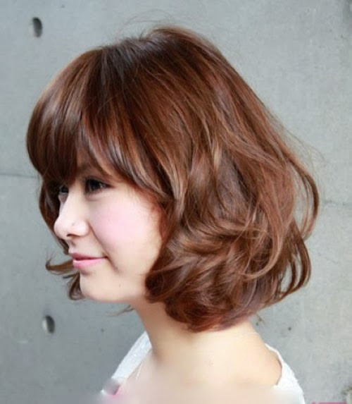 Kiểu tóc bob ngắn xoăn phồng ôm mặt này sẽ giúp bạn trông vừa quyến rũ vừa cá tính.